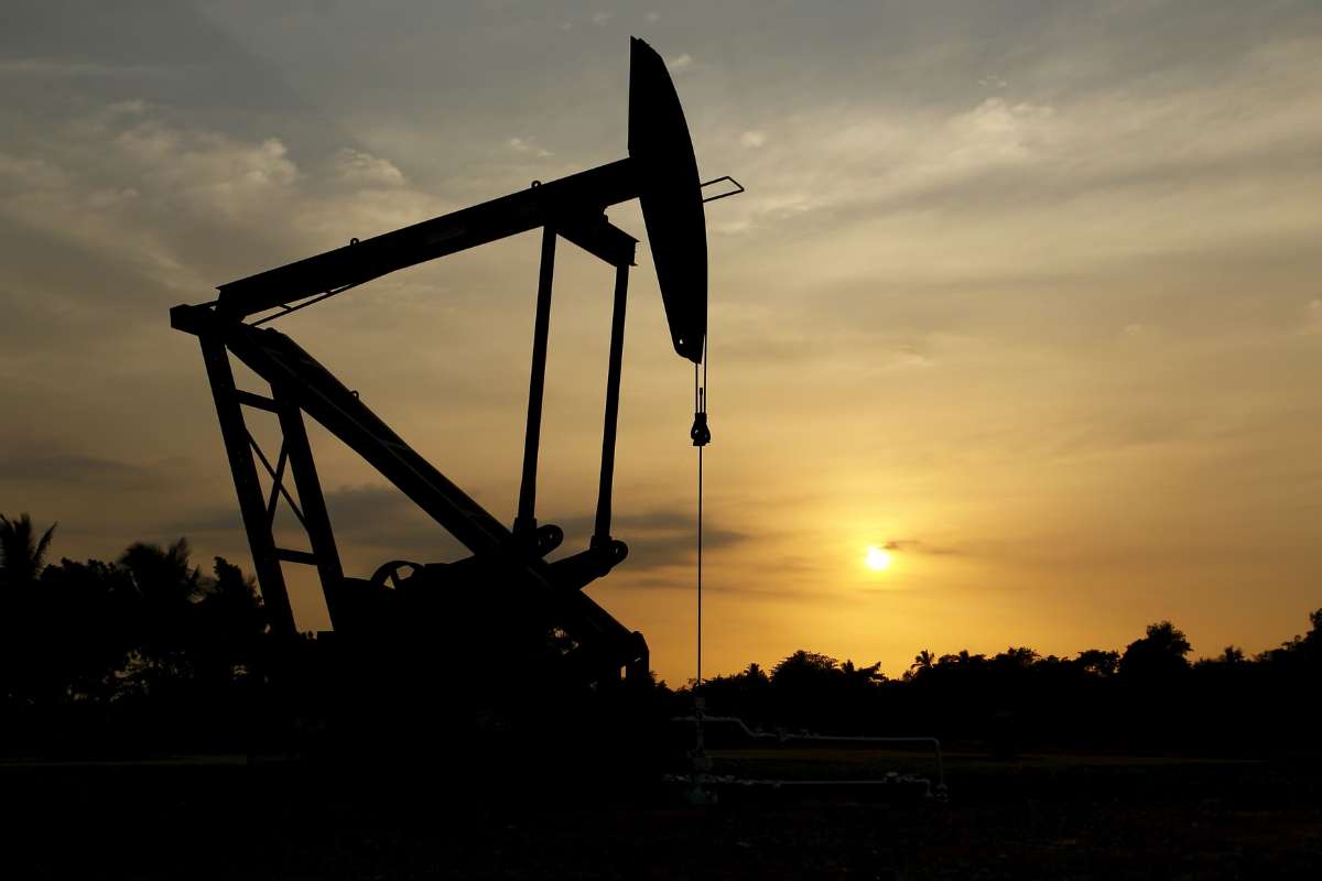Oil Prices Plunge 7% After Iran Strike on U.S. Base in Qatar | Oil Gas Energy Magazine