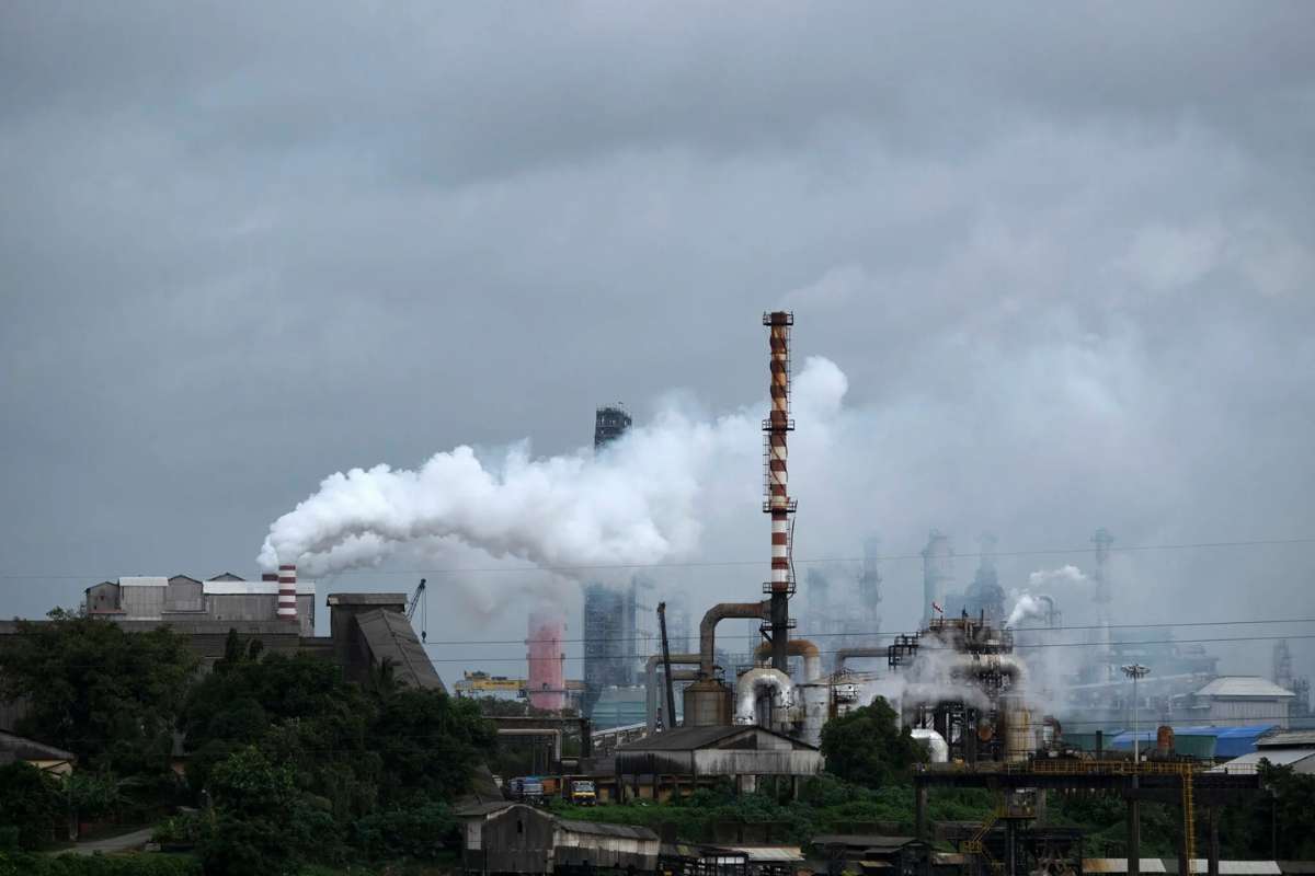 Indian State Refiners Halt Russian Oil Imports Amid Payment Hurdles and U.S. Political Concerns