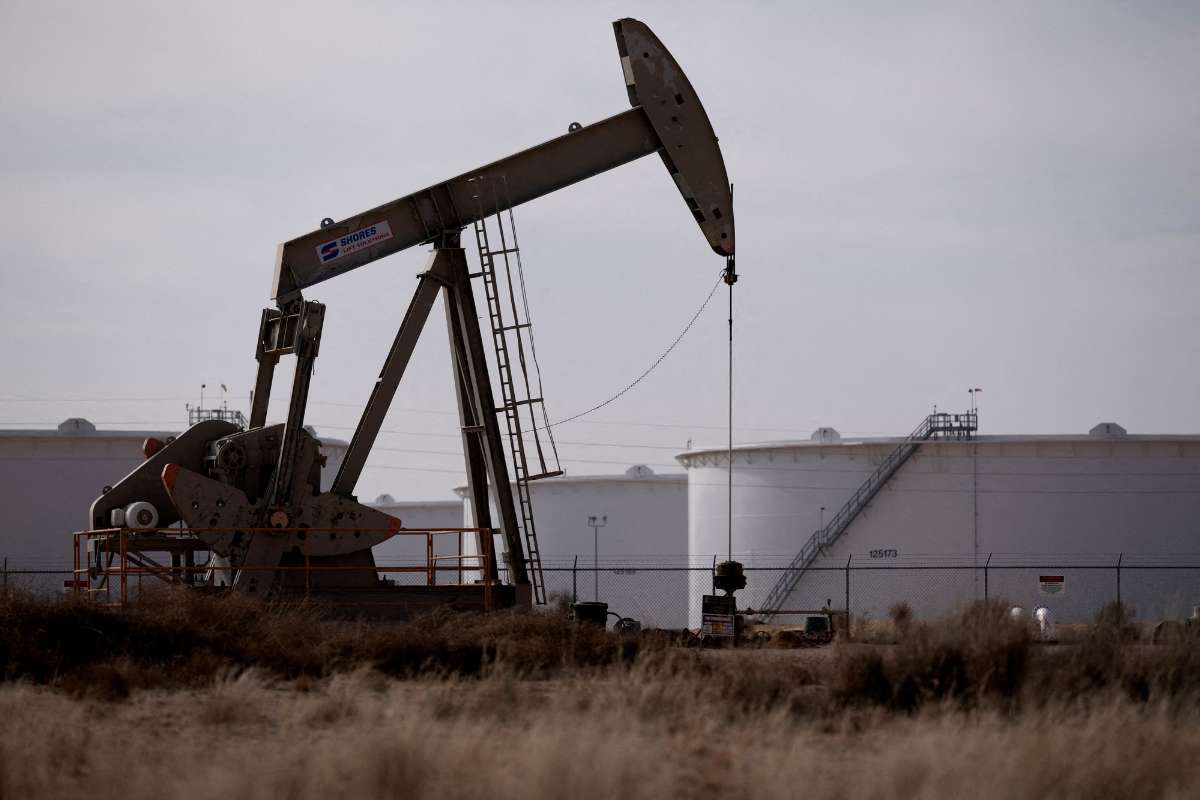 Oil Prices Edge Higher as U.S. Tariffs on India and Supply Data Weighed