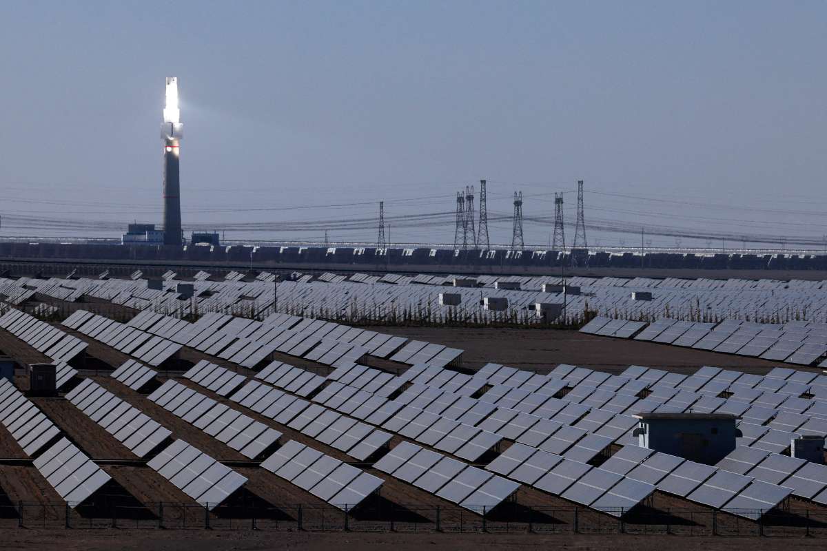China’s Leading Solar Manufacturers Face $1.54 Billion Losses Amid Global Price Pressure