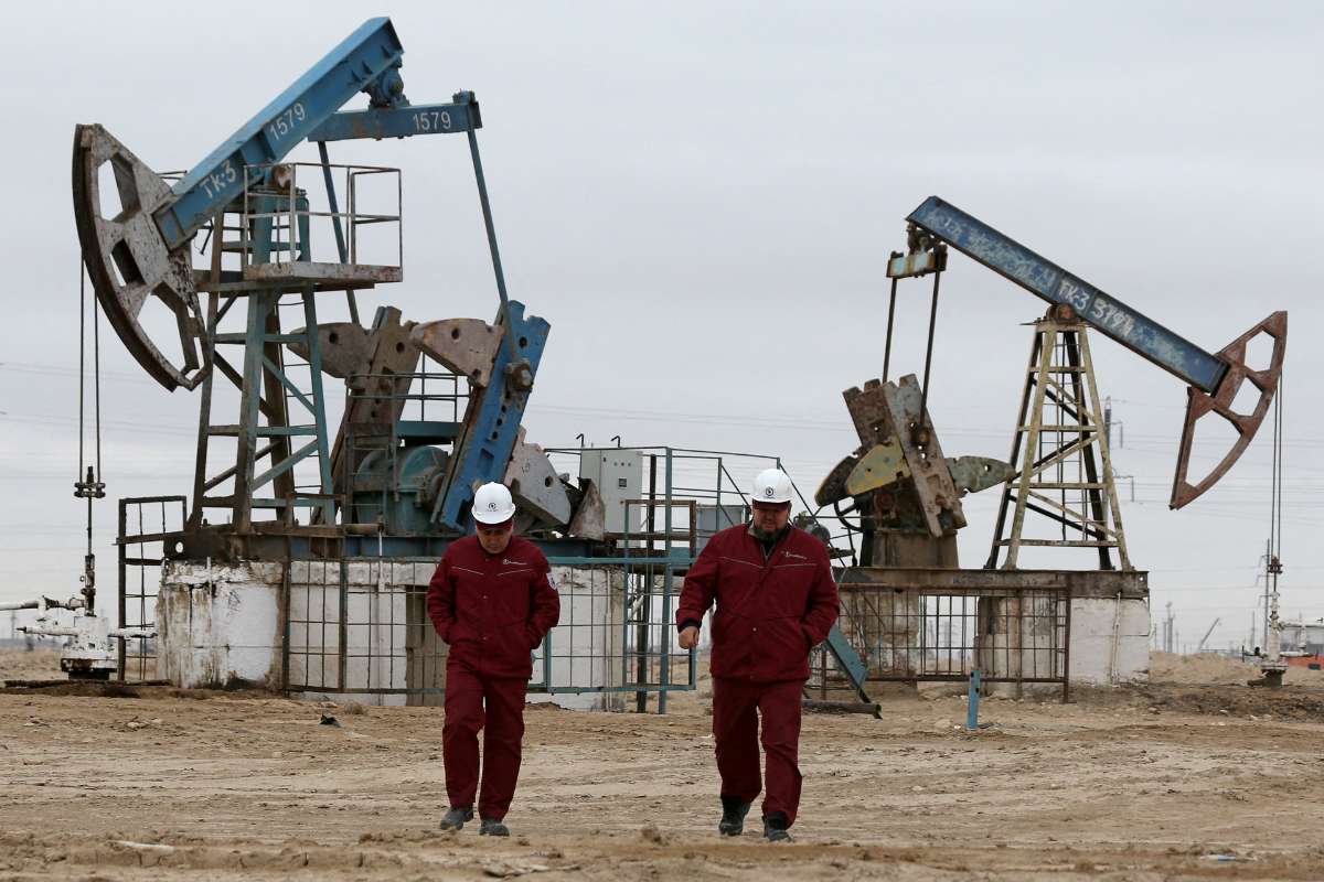 Oil Prices Edge Higher on Dollar Weakness and Russian Supply Concerns