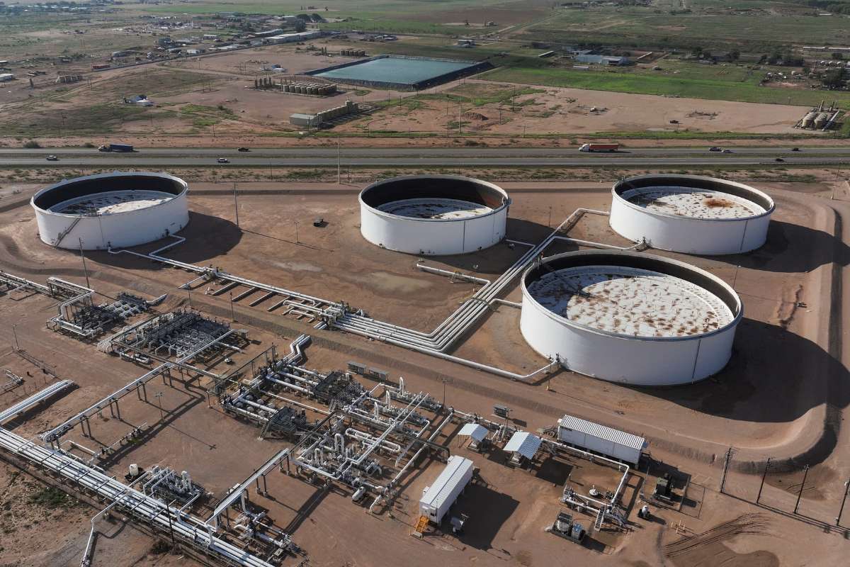 US Crude Oil Inventories Record Sharpest Drop in Years, Fueling Market Uncertainty