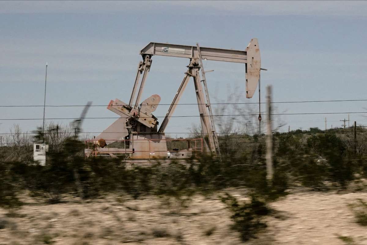 Oil prices fall as supply surplus and US-China tensions pressure market | Oil Gas Energy Magazine