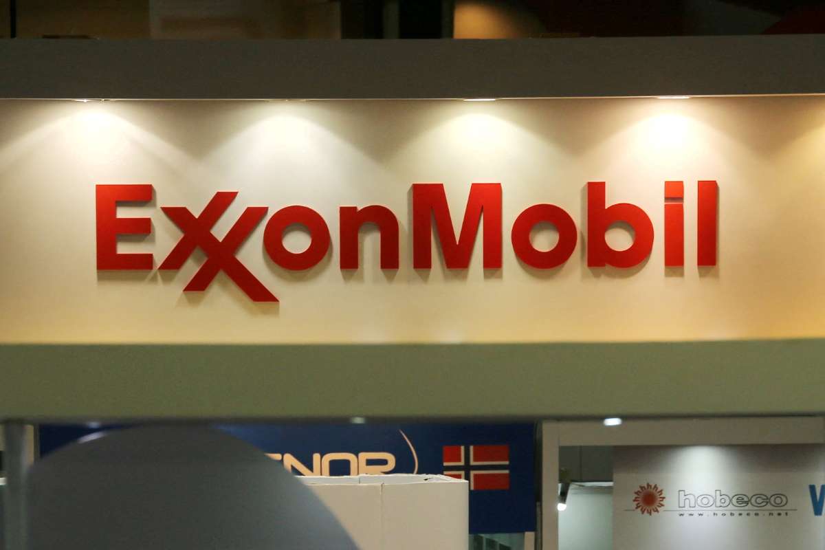 Exxon Weighs Move for Lukoil Assets